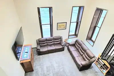 Image de *Luxe living in Lake Linden with 15 foot ceiling! Pet Friendly! *