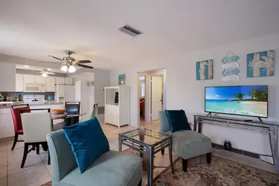 Image de 2 Bedrooms with Hot Tub - Steps from Holmes Beach