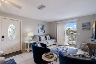 Image de 2 Bedroom End Unit, Hot Tub, Parking, - Steps from the Beach!