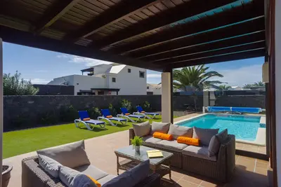 Beautiful 3 Bedroom Detached Villa, Sea View, Private Garden, Heated Pool, Aircon