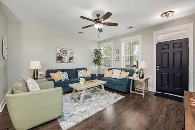 Image de Chic Urban Townhome Retreat~Close to Park Circle!
