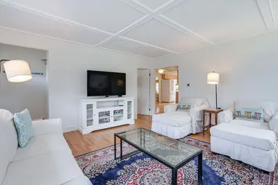 Image de Gloucester Home w/ Large Yard: 1 Mi to Beach!