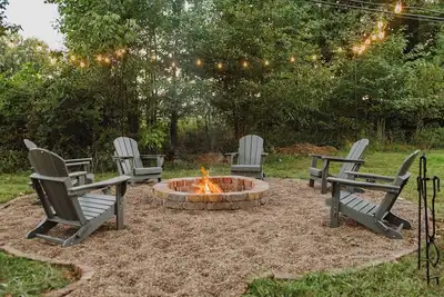 Image de New Fire Pit Area\\Lrg Fenced Backyard\\Master with King\\Discovery Play-set