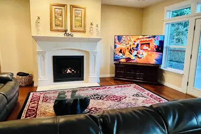 Image de Stay in luxury, minutes from the Lake, perfect for entertaining.