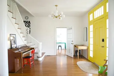 Image de Color and fun awaits! This lively and charming home is sure to make you smile!