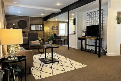 Image de Industrial-themed studio centrally located near wineries, Hof, antiques, & more