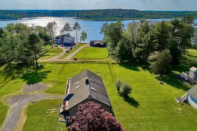Image de *Escape The City* | Lakefront home with hot tub and sunset views