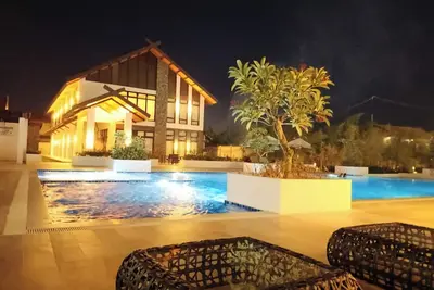 Image de Swim, Dine, Relax: full w\/balcony by Airport