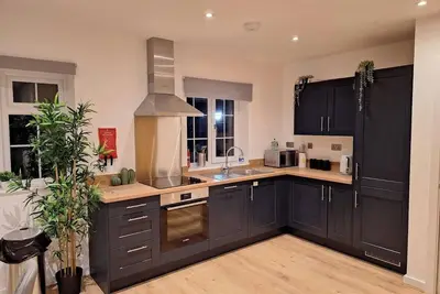 Image de Midnight Garden fully furnished apt with parking.