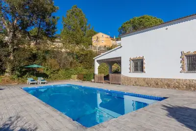 Image de Maison de vacances privée avec piscine privée, Wifi, climatisation, Tv, animaux admis, parking