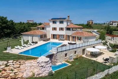 Image de Maison de vacances privée avec bain à remous, climatisation, piscine privée, Wifi, Tv, terrasse