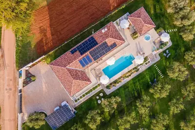 Image de Maison de vacances privée avec piscine privée, bain à remous, climatisation, Wifi, Tv, terrasse