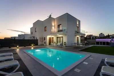 Image de Maison de vacances privée avec climatisation, piscine privée, Wifi, Tv, terrasse, parking