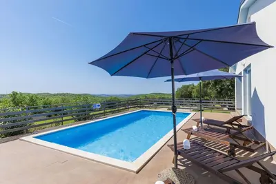 Image de Maison de vacances privée avec piscine privée, climatisation, Wifi, Tv, terrasse, vue panoramique