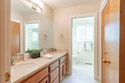 Image de Spacious Waterfront Haven Delta