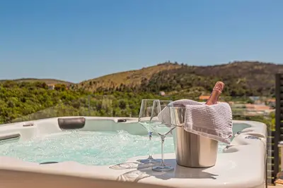 Image de Maison de vacances privée avec bain à remous, Wifi, climatisation, piscine privée, Tv, terrasse