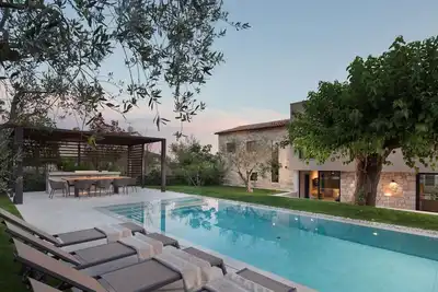 Image de Maison de vacances privée avec Wifi, bain à remous, piscine privée, climatisation, Tv, terrasse