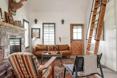 Image de A secluded haven on 5, 000 acres in Nw Georgia, just 45 minutes from Atlanta and Chattanooga, and a quick 10-minute drive to downtown Rome. Explore private trails along the Etowah river, bask in wildlife, and gaze at mesmerizing stars. Your perfect es