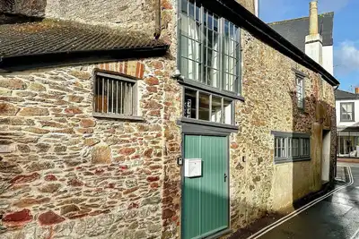 Image de Cosy one-bed holiday cottage in Totnes centre, boasting a wood burner for warmth and comfort.