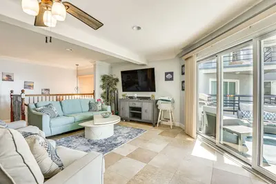 Image de Bright Oceanside Condo w/ Balcony, Steps to Beach!