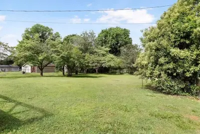 Image de Vibrant 3 Br with fenced yard