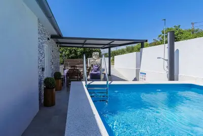 Image de Joli appartement pour 5 personnes avec Wifi, climatisation, piscine privée, Tv, terrasse et parking