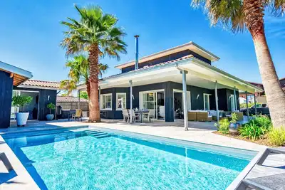 Image de Maison de vacances privée avec bain à remous, Wifi, climatisation, piscine privée, Tv, terrasse