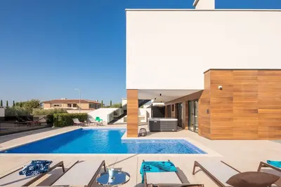 Image de Maison de vacances privée avec Wifi, piscine privée, bain à remous, climatisation, Tv, terrasse