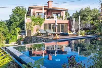 Image de Merveilleuse maison de vacances privée avec Wifi, piscine privée, Tv, patio et parking