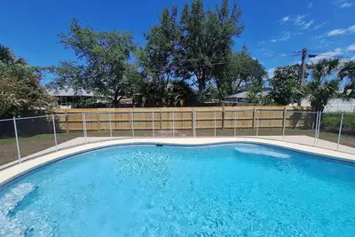 Image de 🍹🌞 Florida Getaway! New Pool Heater, Fenced Yard, Close to River and Beaches!