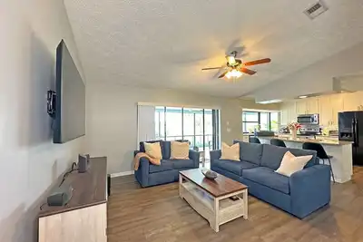 Image de House, sleeps 8, near parks, beaches, centrally located! \n\n