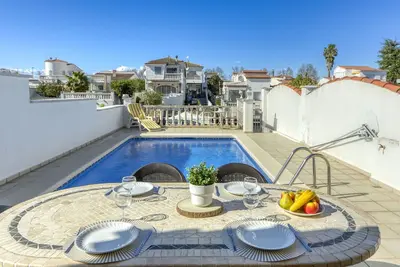 Image de Magnifique maison de vacances privée pour 4 personnes avec piscine privée, patio et animaux admis