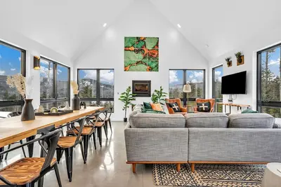 Image de 6br Luxury Cabin | Fire Pit • Hot Tub • Fun Awaits