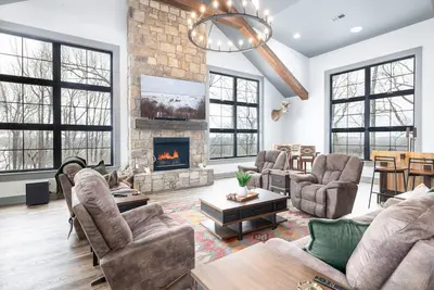 Image de Scenic River Front Lodge With A Fire Pit And Outdoor Kitchen