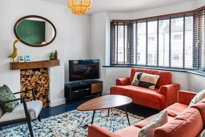 Image de Experience the ultimate seaside escape at this stylish holiday home in vibrant Margate.