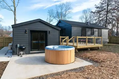 Image de New Paltz Zen Wellness Cabin w/ Hot Tub