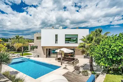 Image de Maison de vacances privée avec bain à remous, Wifi, climatisation, piscine privée, Tv, patio