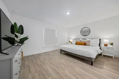 Image de New Construction! Few minutes to Downtown, 10 to the Beach!