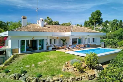 Image de Belle maison de vacances privée avec piscine privée, climatisation, Wifi, patio et parking