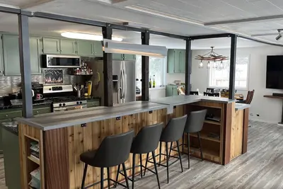 Image de New: Modern Comfort Meets Historic Charm in Alaskan Railroad House
