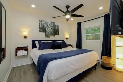 Image de New Renovated Riverfront Home with Hot Tub & Sauna\n