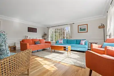 Image de Private setting w/ hiking trails, sleeps 13, a/c, minutes to area beaches