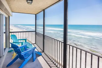 Image de You cannot get any closer to the beach! 2br condo
