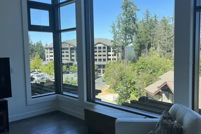 Image de Unique 13ft ceiling condo/ golf club/fitness facilities/ outdoor pool/ hiking 👍