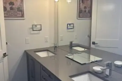 Image de Unique 13 ft ceiling condo /fitness Centre /golfing/ outdoor pool 2 min walk.