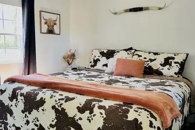 Image de Cabin on 40 acres with private lake! - Heifer Hotel