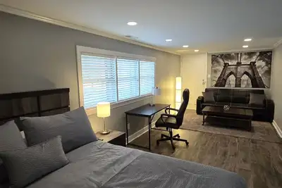 Image de Deluxe! New Apt Loft Near Downtown – Ready for Families and Business Travelers.