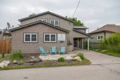 Image de Two Storey on Bessie - only a minute walk to the Beach!