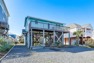 Image de Oak Island Home w\/ Covered Patio: Steps to Beach!