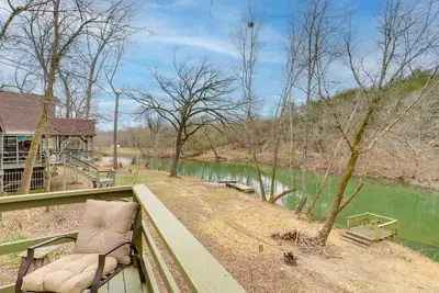 Image de Cozy Riverfront Cabin ~ 2 Mi to Main Street Hardy